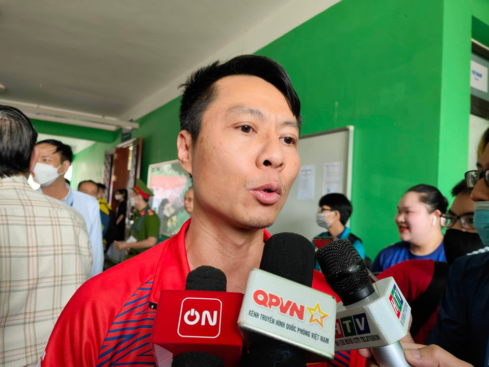 Xạ thủ Trần Quốc Cường phát biểu sau chiến thắng. (Ảnh: Hải An/Vietnam+)