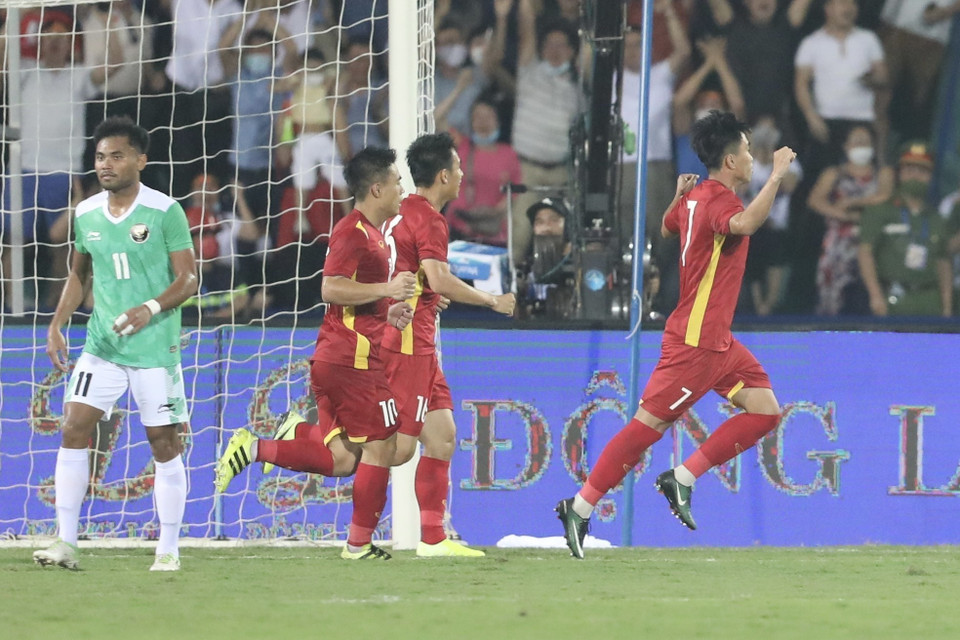 Bàn thắng của Tiến Linh giúp đội chủ nhà thi đấu hưng phấn hơn và có bàn thắng thứ 2 ở phút 74. (Ảnh: Minh Quyết/TTXVN)