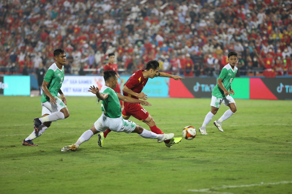 Hùng Dũng có pha thoát xuống và vẩy má ngoài chân phải ghi bàn thắng nâng tỷ số lên 2-0 cho U23 Việt Nam. (Ảnh: Minh Quyết/TTXVN)