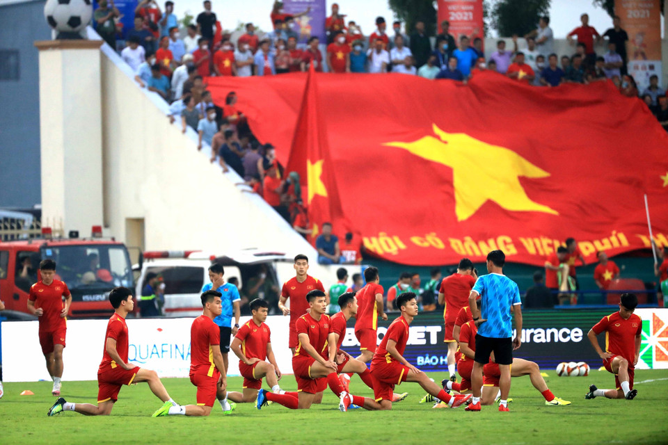 Các cầu thủ Việt Nam khởi động trước trận đấu. (Ảnh: Minh Quyết/TTXVN)