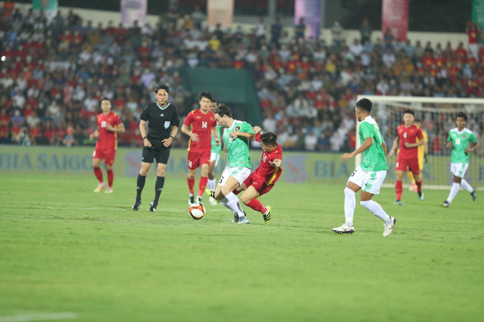 U23 Việt Nam nhập cuộc với quyết tâm rất cao với hy vọng sớm có bàn thắng. (Ảnh: Hoàng Linh/TTXVN)