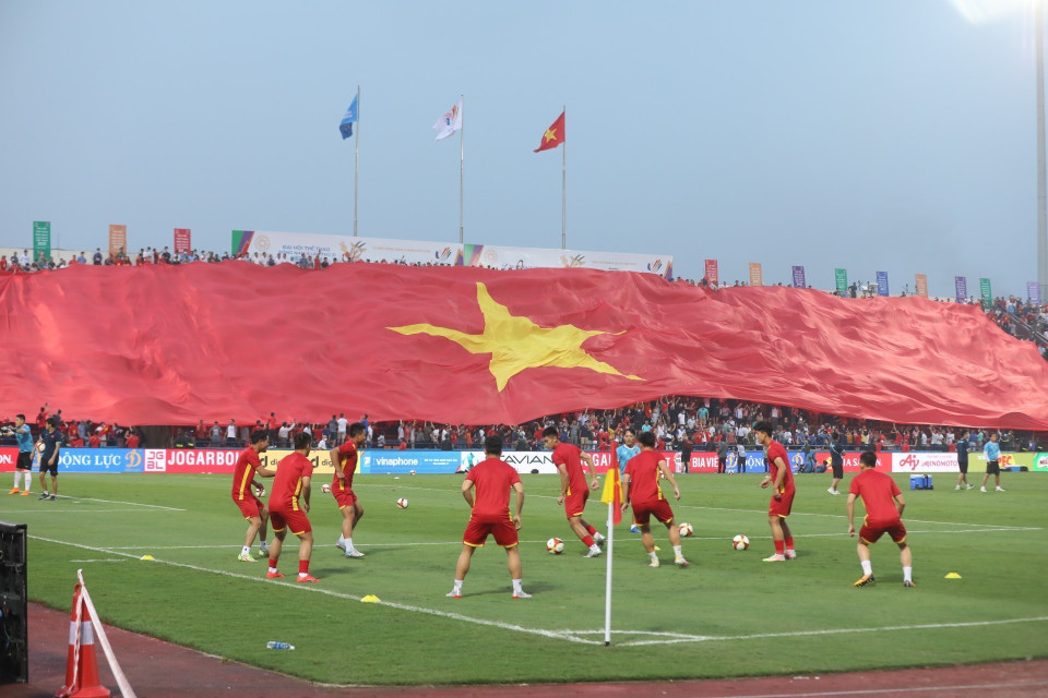 Các cầu thủ Việt Nam khởi động trước trận đấu. (Ảnh: Minh Quyết/TTXVN)