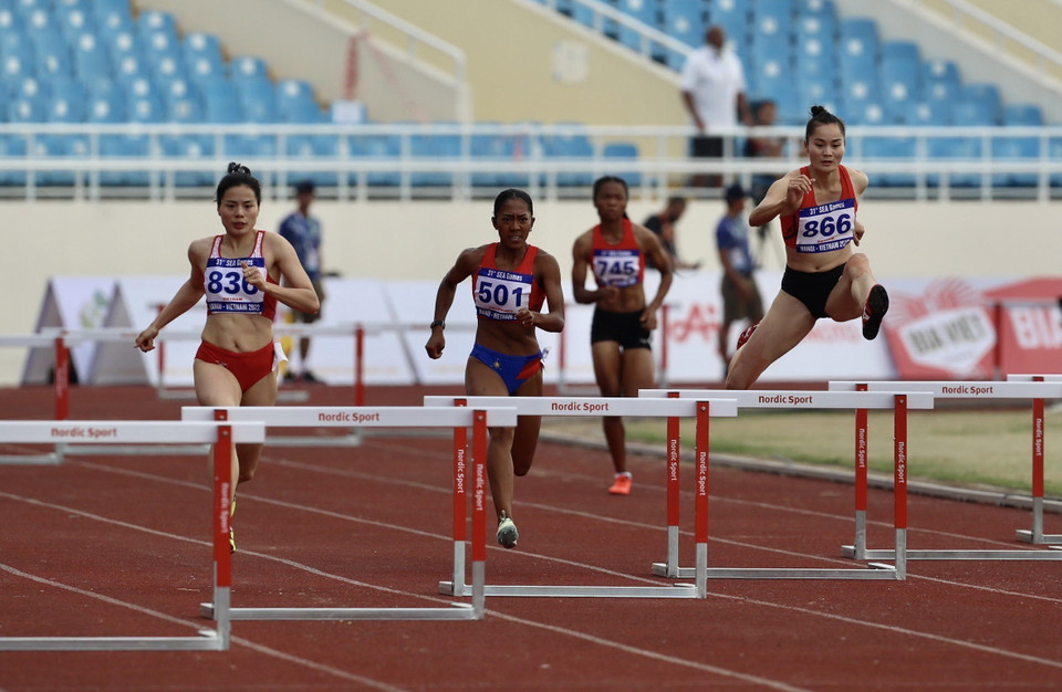 Quách Thị Lan (số 866-Việt Nam) tranh tài trên đường chạy chung kết. (Ảnh: Quang Hà/TTXVN)