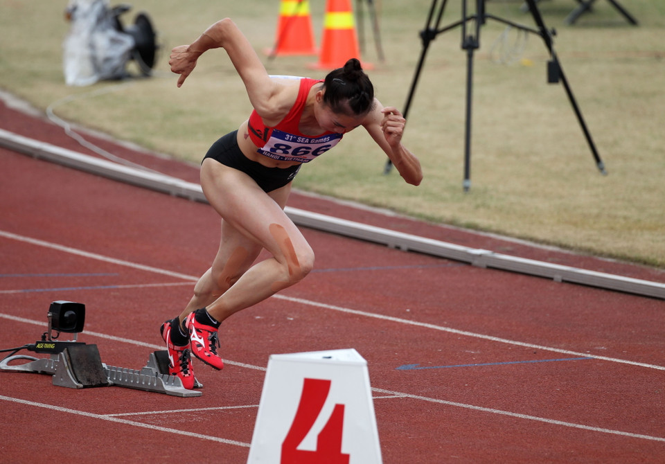 Vận động viên Quách Thị Lan xuất phát chạy chung kết 400m rào nữ. (Ảnh: Quốc Khánh/TTXVN)