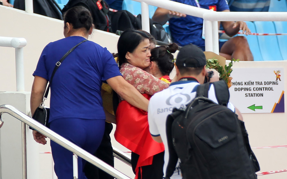 Quách Thị Lan lên khán đài chia vui cùng mẹ sau khi đoạt HCV. (Ảnh: Quốc Khánh/TTXVN)