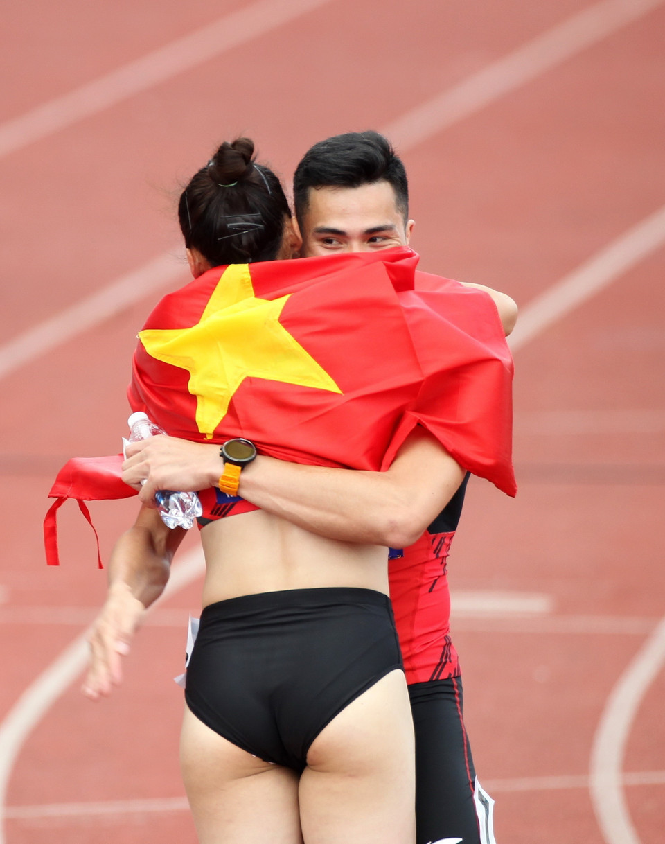 Anh trai Quách Công Lịch chúc mừng em sau khi đoạt HCV. (Ảnh: Quốc Khánh/TTXVN)