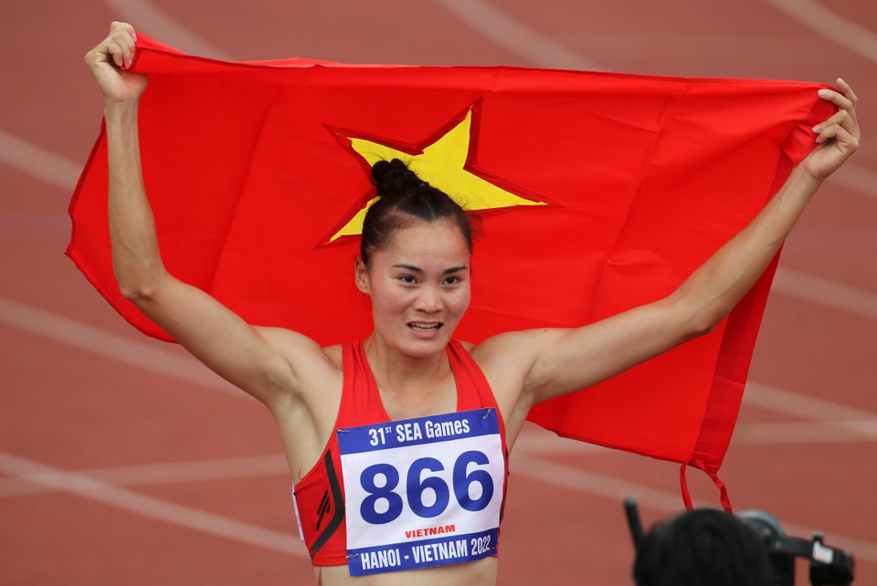 Quách Thị Lan vui mừng với chiếc HCV đầu tiên tại SEA Games 31. (Ảnh: Quốc Khánh/TTXVN)