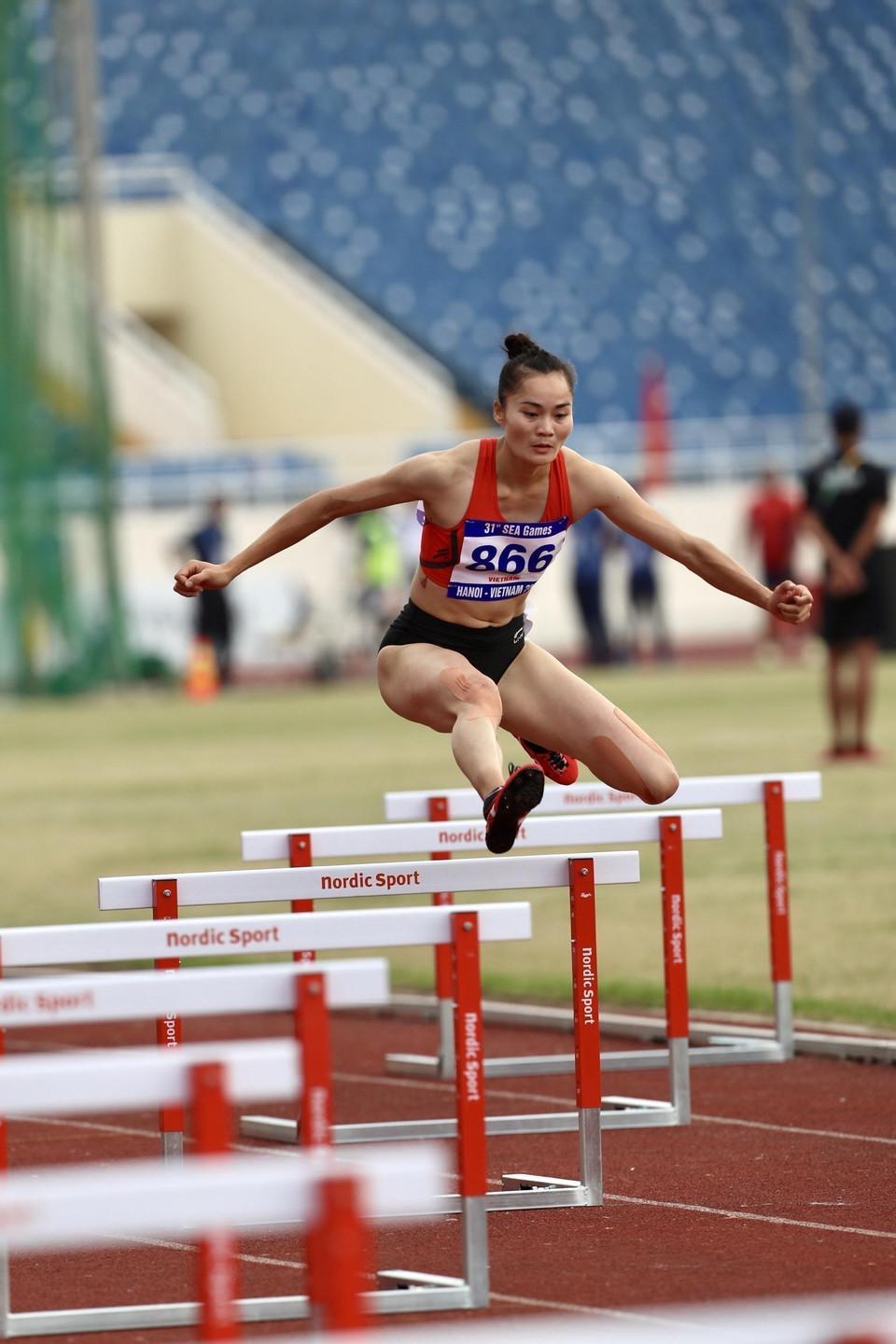 Quách Thị Lan (số 866-Việt Nam) tranh tài trên đường chạy chung kết. (Ảnh: Quang Hà/TTXVN)