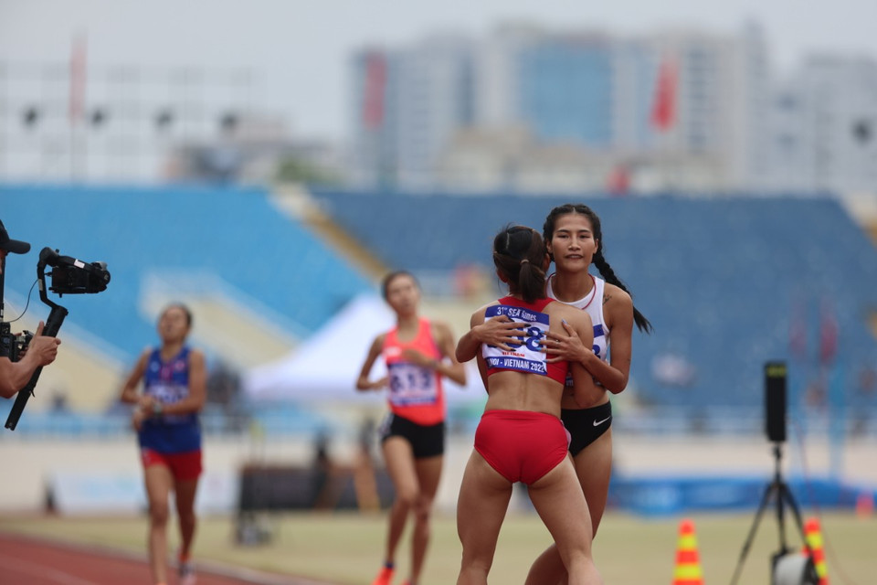 Nguyễn Thị Oanh ôm chặt Khuất Phương Anh, khi người đồng đội cán đích ở vị trí thứ 2. (Ảnh: Ngô Trần Hải An/Vietnam+)