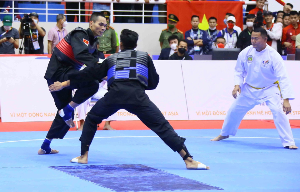 Vận động viên Trần Đình Nam (Việt Nam-đỏ) xuất sắc giành chiến thắng cách biệt với điểm số 42-14 trước Abdun Raazaq Bin Abdul Rashid (Singapore-xanh). (Ảnh: Quang Quyết/TTXVN)