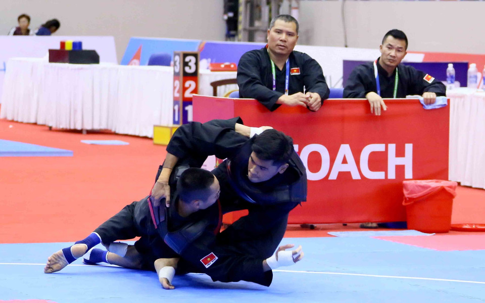 Pha đánh ngã đối phương ghi 3 điểm của vận động viên Trần Đình Nam (Việt Nam-đỏ). (Ảnh: Quang Quyết/TTXVN)