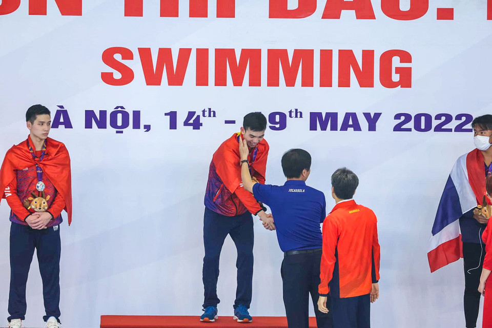 Phó Thủ tướng Vũ Đức Đam trao huy chương cho các vận động viên đạt giải. (Ảnh: Ngô Trần Hải An/Vietnam+)