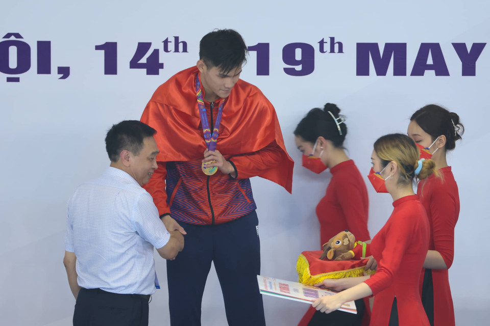 Phạm Thanh Bảo nhận huy chương Vàng SEA Games 31 từ ban tổ chức. (Ảnh: Ngô Trần Bảo An/Vietnam+)