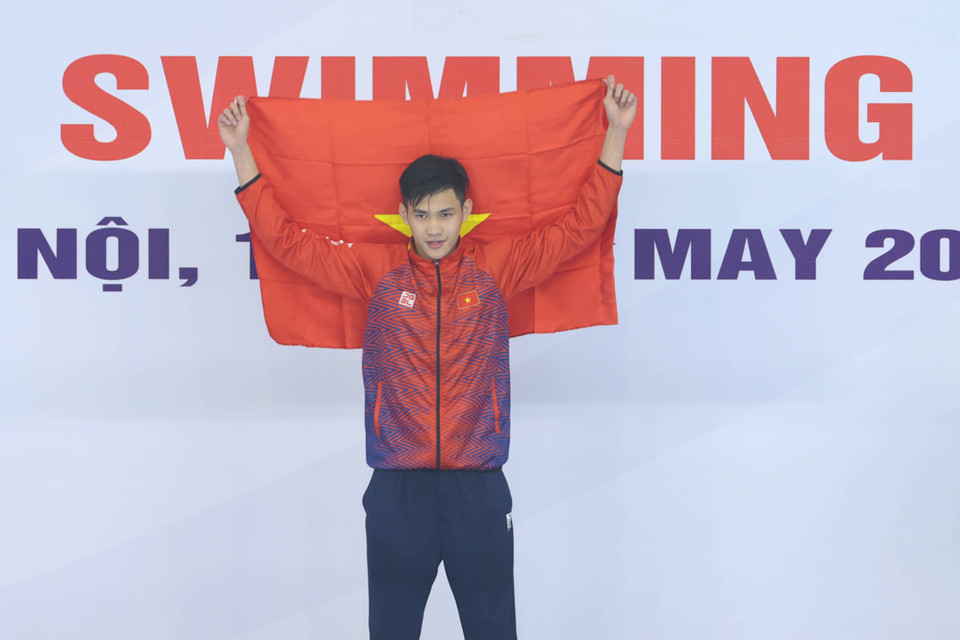 Phạm Thanh Bảo trên bục nhận huy chương. (Ảnh: Ngô Trần Bảo An/Vietnam+)