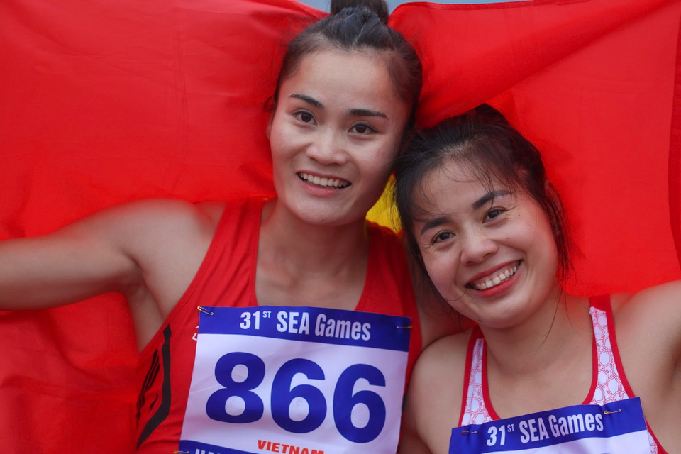 Đáng chú ý, Nguyễn Thị Huyền (phải) tiếp tục vô đối trên đường chạy 400m với tấm huy chương Vàng xứng đáng. (Ảnh: Hải An/Vietnam+)