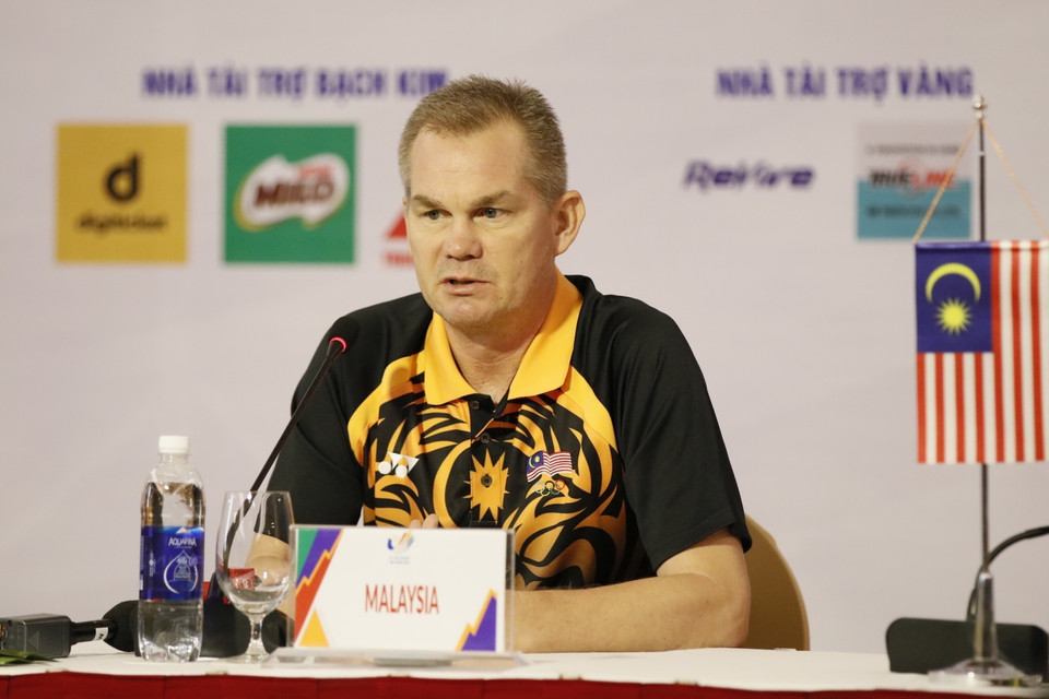 Huấn luyện viên Brad Maloney của U23 Malaysia trả lời câu hỏi của phóng viên các cơ quan thông tấn, báo chí. (Ảnh: Tạ Toàn/TTXVN)