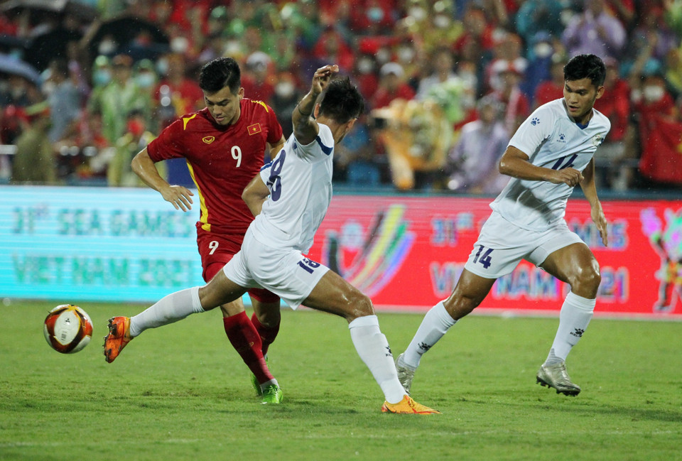 Với quyết tâm giành 3 điểm, U23 Việt Nam đã chủ động chơi dâng cao ngay sau tiếng còi khai cuộc. (Ảnh: Minh Quyết/TTXVN)