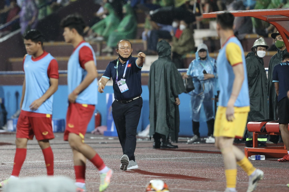 Vị huấn luyện viên người Hàn liên tục đưa ra những chỉ đạo dành cho học trò. (Ảnh: Minh Quyết/TTXVN)