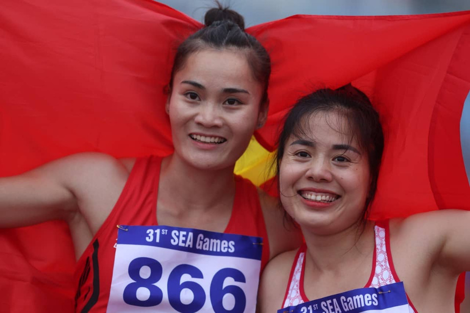 Hai cô gái của Điền kinh Việt Nam chụp ảnh sau chiến thắng. (Ảnh: Hải An/Vietnam+)