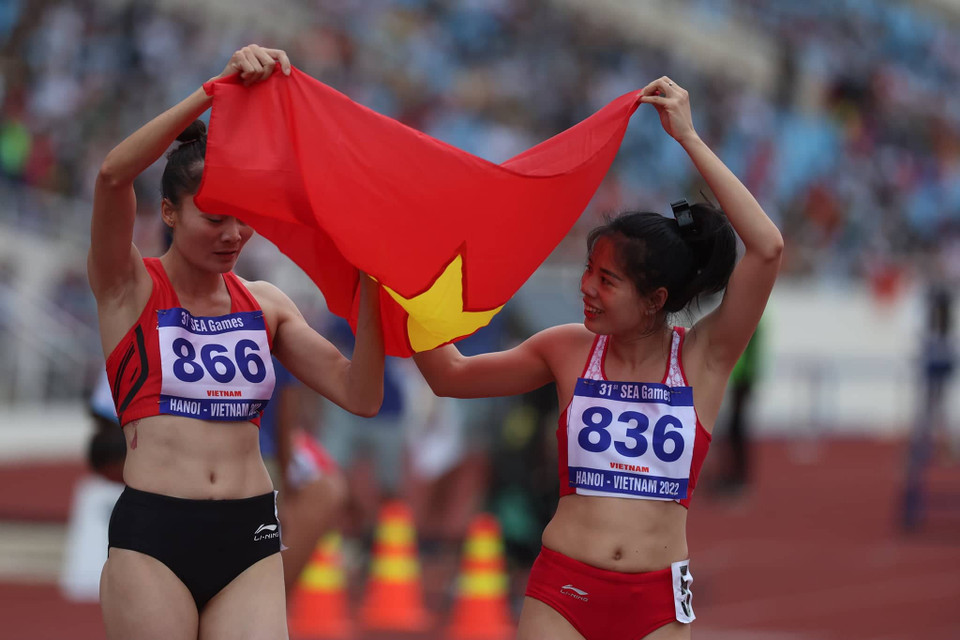 Sau chiến thắng, Nguyễn Thị Huyền đã chung vui cùng Quách Thị Lan. (Ảnh: Hải An/Vietnam+)