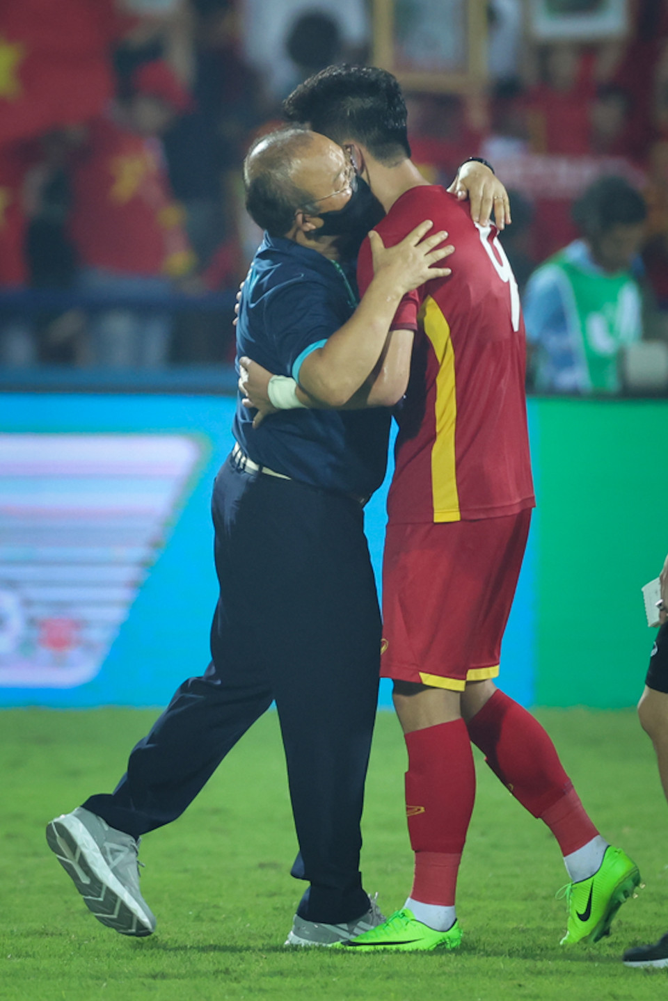 HLV Park Hang-seo chúc mừng cậu học trò cưng sau trận thắng. (Ảnh: Hải An/Vietnam+)