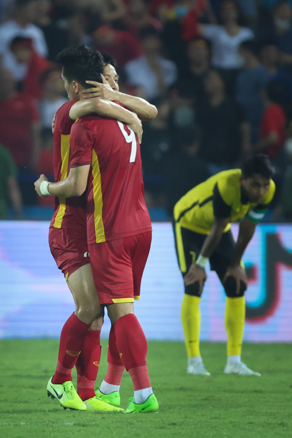 Đỗ Hùng Dũng ăn mừng với Tiến Linh sau chiến thắng. (Ảnh: Hải An/Vietnam+)