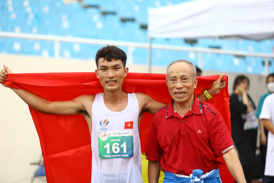 Hoàng Nguyên Thanh chia sẻ niềm vui cùng huấn luyện viên. (Ảnh: Huy Hùng/TTXVN)