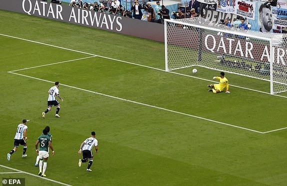 Argentina sớm có lợi thế khi Lionel Messi ghi bàn mở tỷ số từ chấm 11m ở phút thứ 10. (Nguồn: EPA)