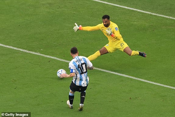 Sau đó, Messi tiếp tục làm tung lưới đối phương nhưng không được công nhận bàn thắng vì lỗi việt vị.