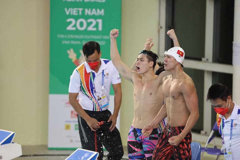 Dàn mỹ nam của tuyển Bơi vừa giành chiến thắng gồm có Kim Sơn, Huy Hoàng, Quý Phước, Hưng Nguyên. (Ảnh: Hải An/Vietnam+)