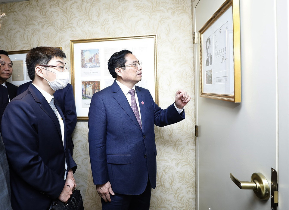 Thủ tướng Phạm Minh Chính thăm nơi Bác Hồ từng làm việc từ năm 1911-1913. (Ảnh: Dương Giang/TTXVN)