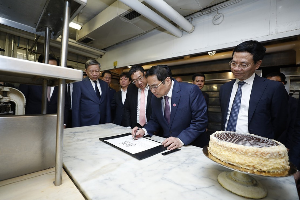 Thủ tướng Phạm Minh Chính viết cảm tưởng sau khi thăm khách sạn Omni Parker House - nơi Bác Hồ từng làm việc từ năm 1911-1913. (Ảnh: Dương Giang/TTXVN)