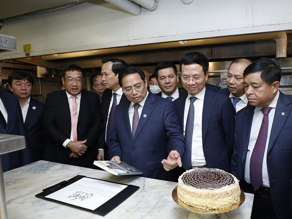 Thủ tướng thăm khách sạn Omni Parker House. (Ảnh: Dương Giang/TTXVN)