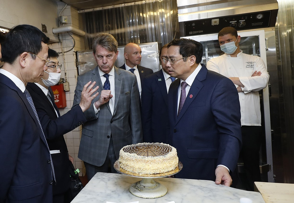 Thủ tướng Phạm Minh Chính thăm khách sạn Omni Parker House - nơi Bác Hồ từng làm việc từ năm 1911-1913. (Ảnh: Dương Giang/TTXVN)