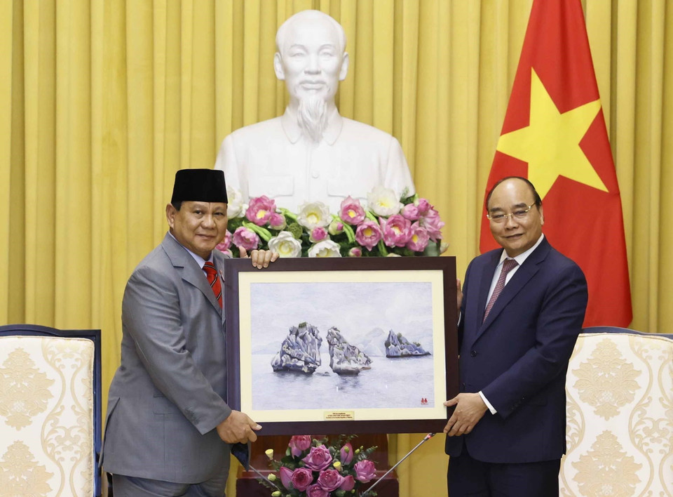 Chủ tịch nước Nguyễn Xuân Phúc tặng quà Bộ trưởng Bộ Quốc phòng Indonesia Prabowo Subianto. (Ảnh: Thống Nhất/TTXVN)