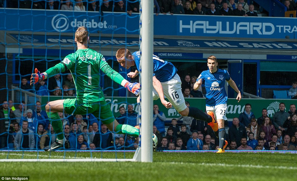 Ngay phút thứ 5, Manchester United đã phải nhận bàn thua...