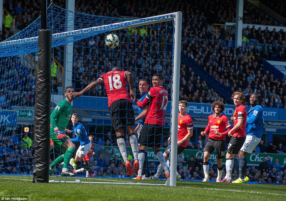 Phút 40, John Stones nhân đôi cách biệt cho đội chủ nhà.