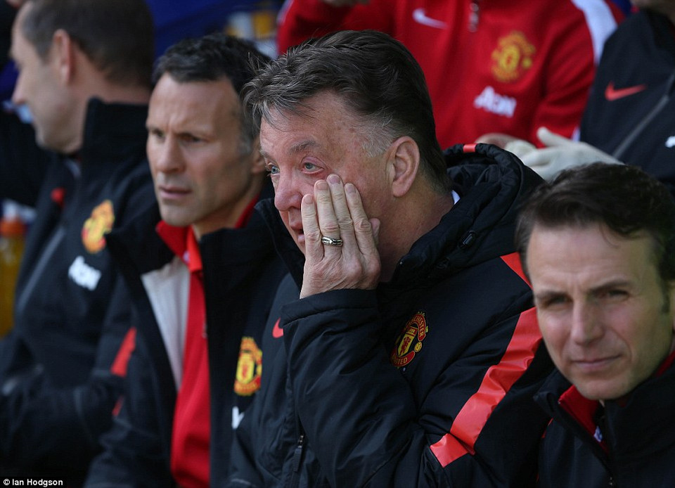 Louis van Gaal có lẽ không tin nổi đội bóng của ông thua đậm đến vậy.