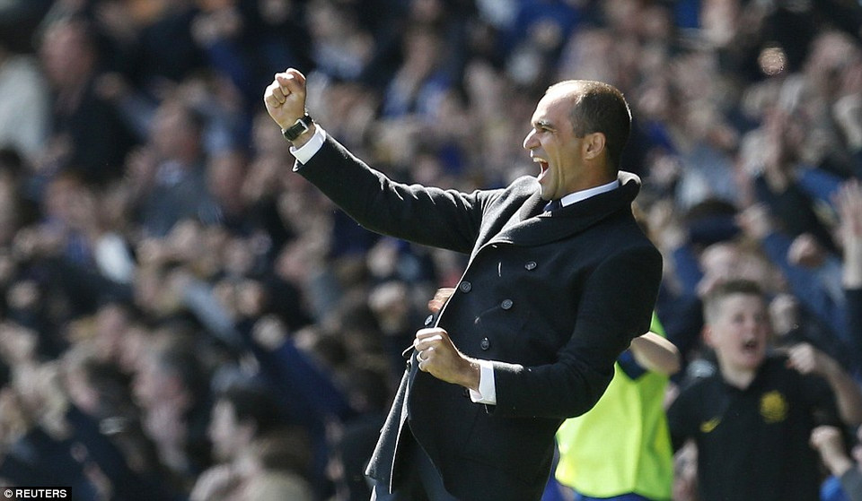 Bên kia chiến tuyến, Roberto Martinez không giấu được niềm vui chiến thắng.