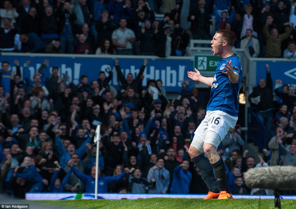 ... sau pha dứt điểm của James McCarthy