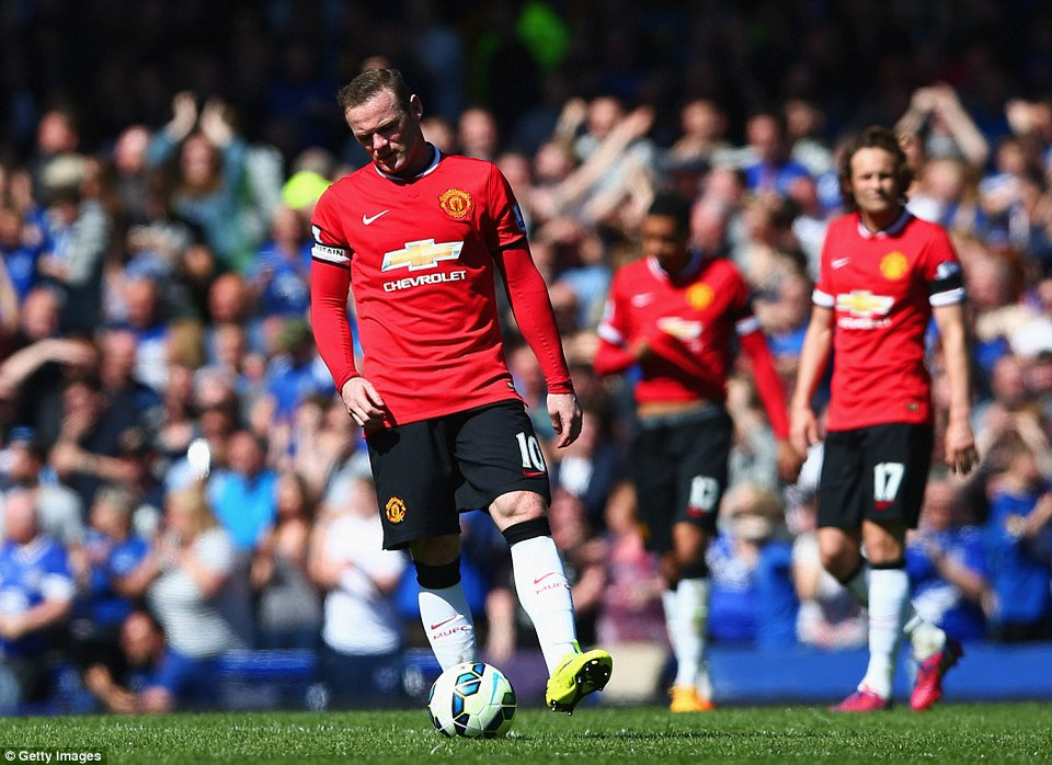 Rooney và đồng đội nhận trận thua thảm 0-3 trước Everton.
