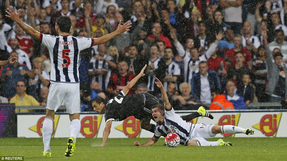 Phút 13, Chelsea đã phải chịu penalty sau pha phạm lỗi của Matic.