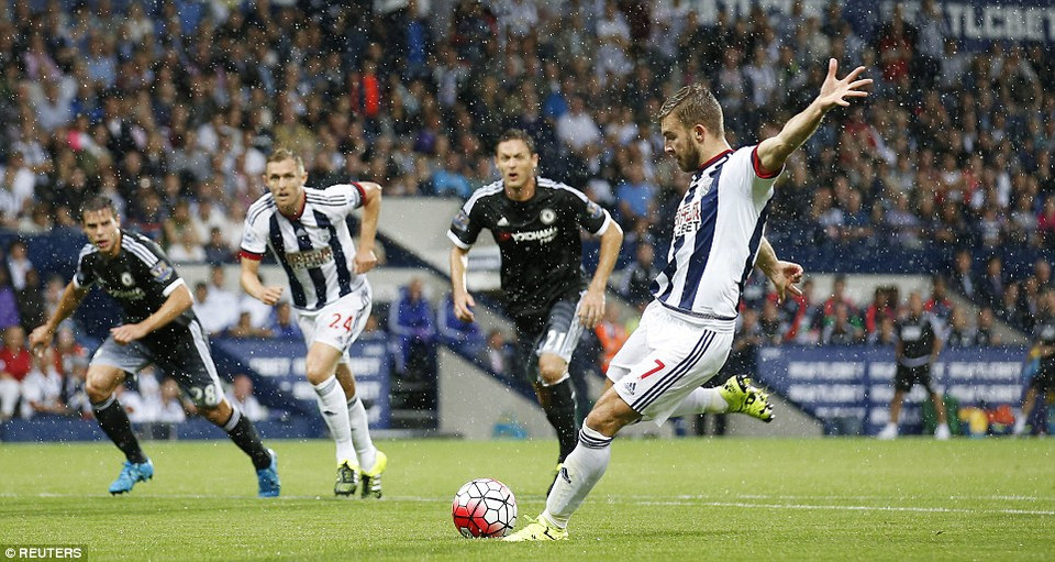 James Morrison thực hiện quả đá phạt...