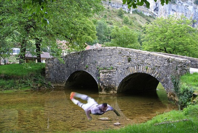 Boateng chơi môn nhảy cầu phía trên một con suối.