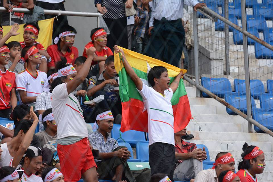 ... và chịu áp lực rất lớn của cổ động viên Myanmar. (Nguồn: MFF)
