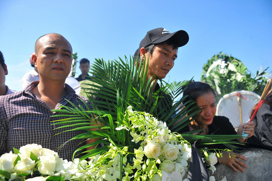 Hình ảnh xúc động của những đồng nghiệp trong lễ tiễn đưa phóng viên Đinh Hữu Dư. (Ảnh:Ninh Đức/TTXVN)