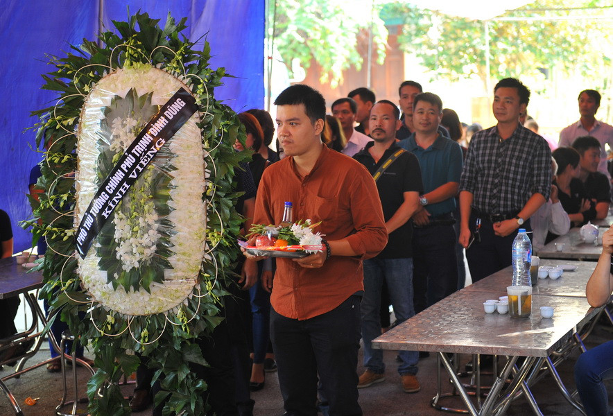 Phó Thủ tướng Chính phủ Trịnh Đình Dũng gửi vòng hoa chia buồn tới gia đình phóng viên Đinh Hữu Dư. (Ảnh: Minh Đức/TTXVN​)