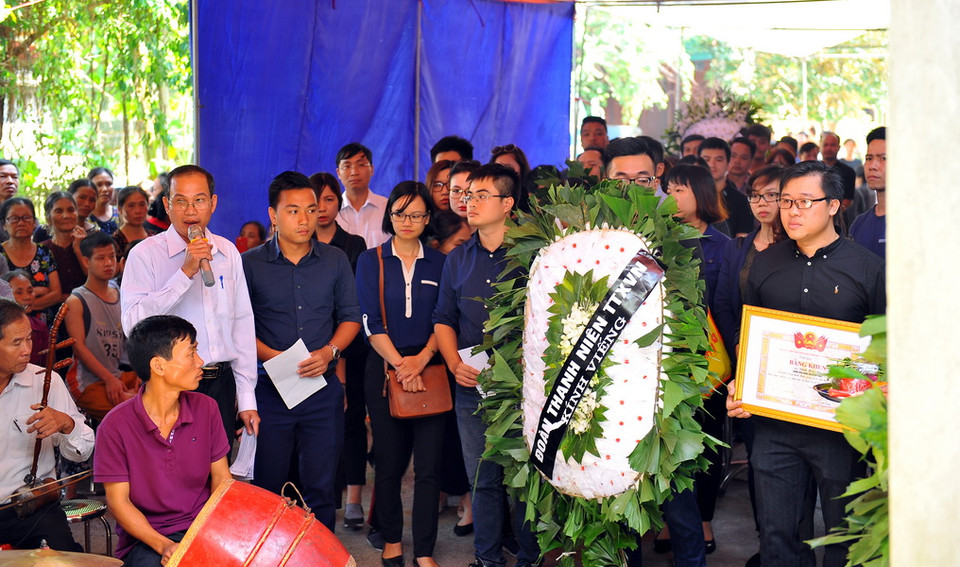 Các cán bộ, phóng viên, biên tập viên, nhân viên Thông tấn xã Việt Nam tới chia buồn cùng gia đình. (Ảnh: Minh Đức/TTXVN)