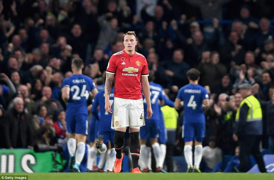 Phil Jones thất thần sau khi đội nhà phải chịu bàn thua duy nhất của trận đấu.