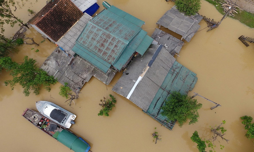 Nước lũ dâng cao ngập trắng và cô lập nhiều xã ở huyện Hưng Nguyên, Nghệ An. (Ảnh: Nguyễn Sách/TTXVN phát)